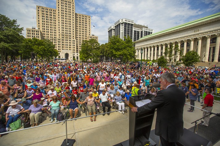 Franklin Graham speaking to crowd