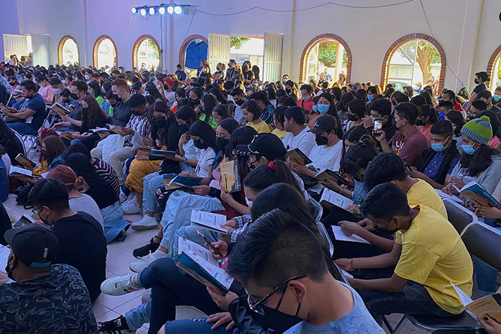 Younger generations were also encouraged to share their faith through a movement called “Generación de Esperanza” (Hope Generation), which included practical training for youth.