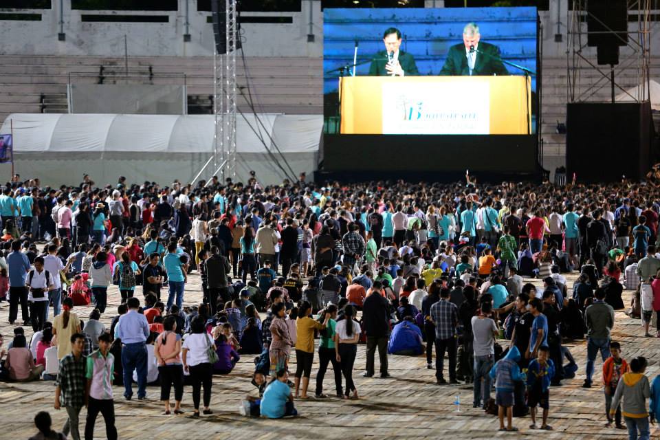 Franklin prayed with hundreds from Chiang Mai and beyond who walked forward to accept Christ.