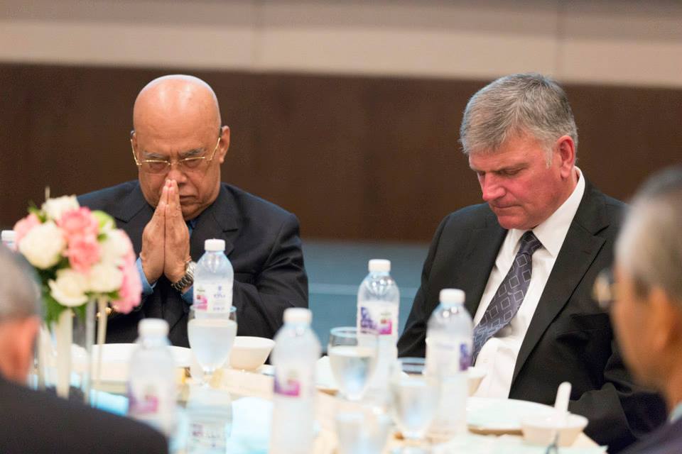 Franklin Graham and Thai leaders praying together before the welcome luncheon.