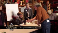 Sarah Palin visits the Billy Graham Library