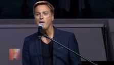 Warsaw: Michael W. Smith performs “Christ Be All Around Me”