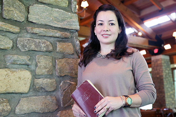 Tatiana Soares holding Bible