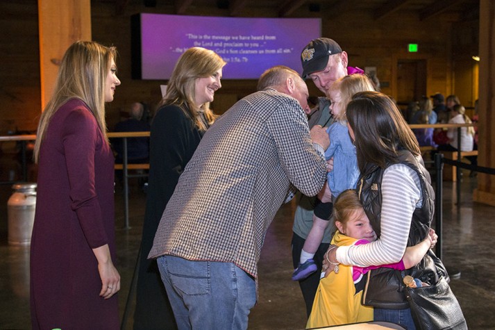 Jim Kelly chatting with little girl