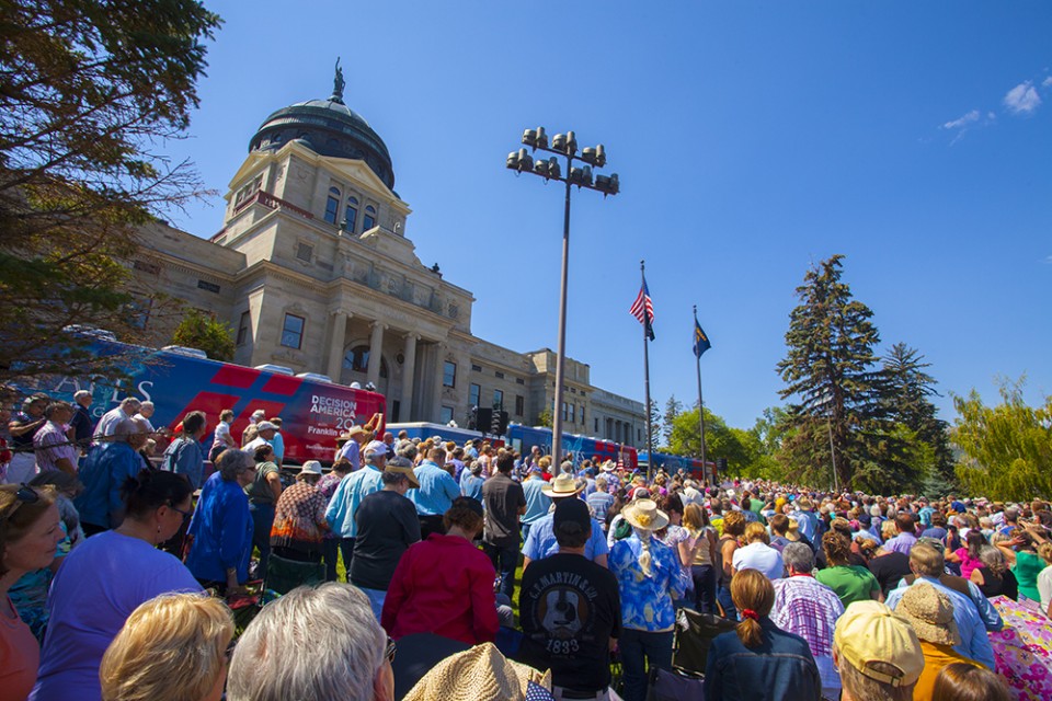 crowd and Capitol building