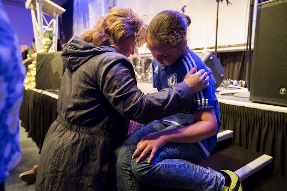 counselor prays with child