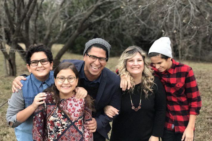Daniel Calveti con su esposa Shari y sus tres hijos