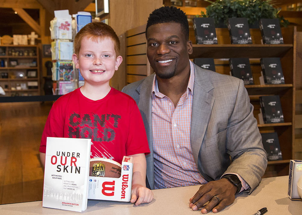 Benjamin Watson posing for picture with little boy