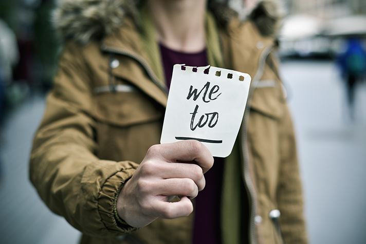 woman showing a note with the text me too