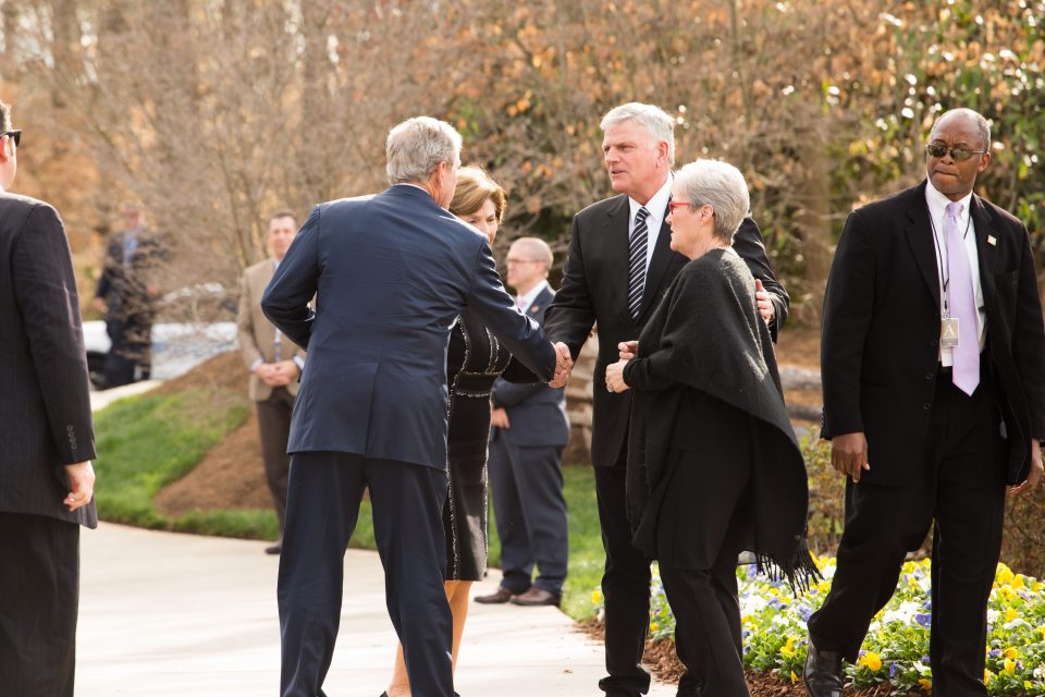 Franklin Graham and President Bush shake hands