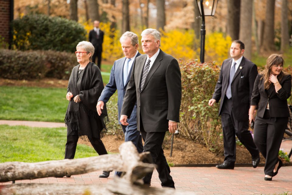 Franklin Graham walking alongside President George Bush