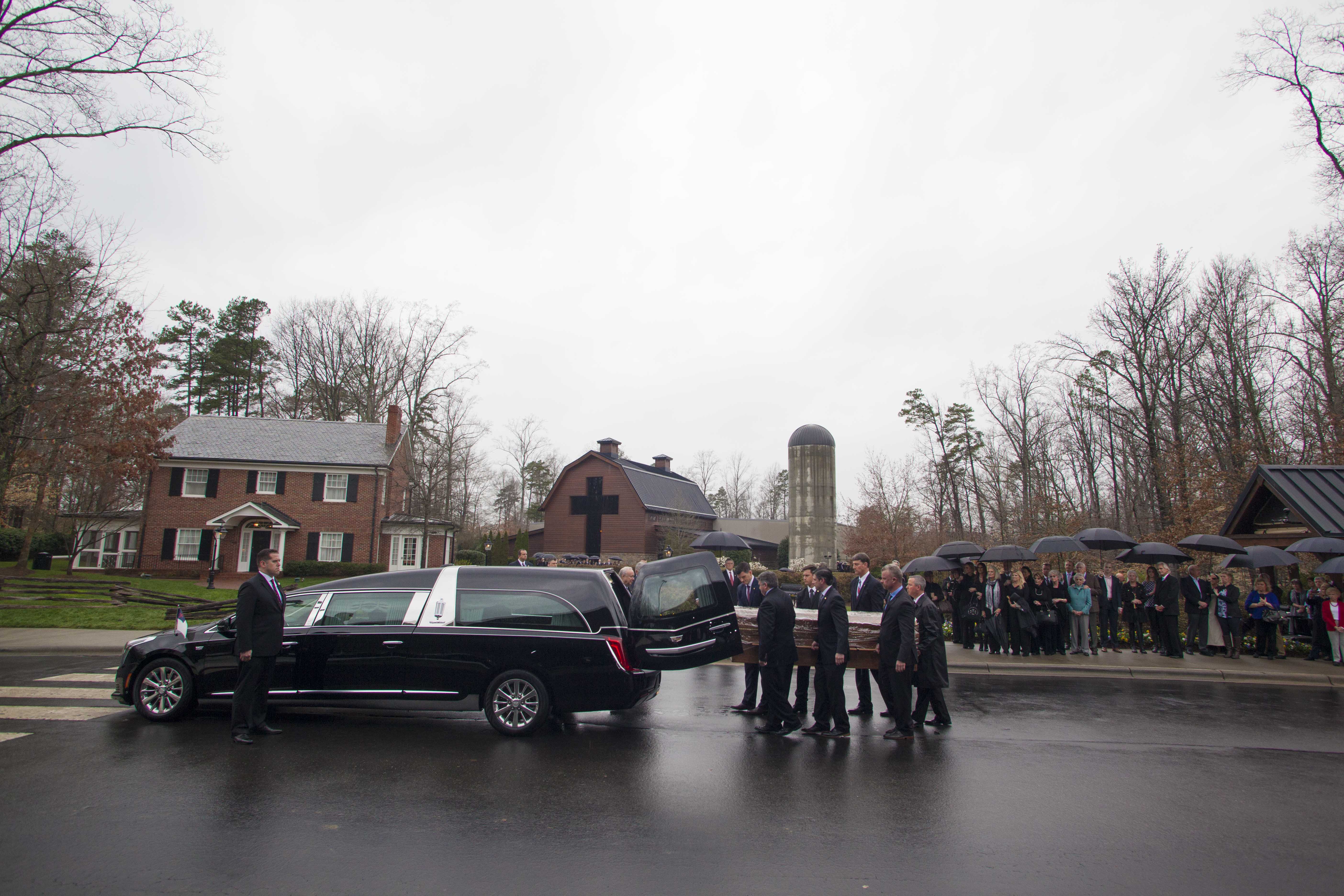 Billy Graham's casket taken from hearse in front of library