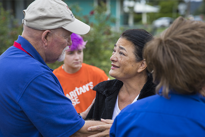 chaplain comforting those in Hawaii