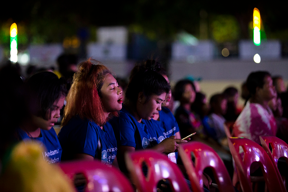 Thai girls singing