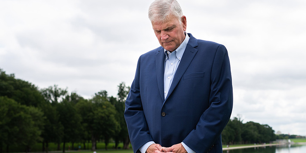 Franklin Graham praying in DC – TW