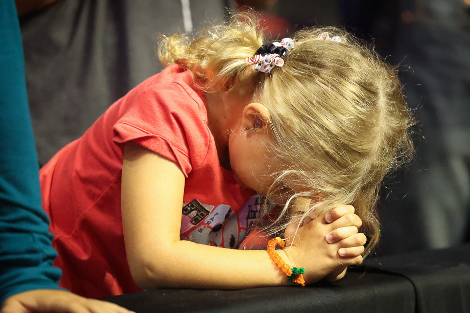 little girl praying