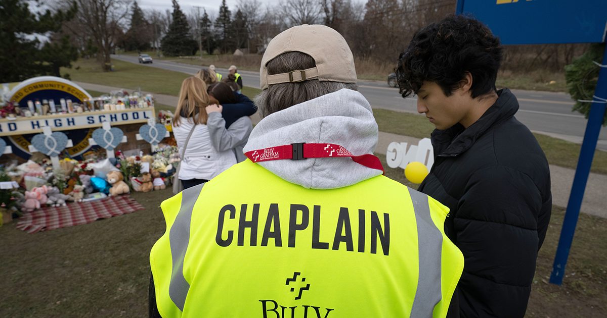 [PHOTOS] Chaplains offer Christ’s comfort to broken-hearted students, parents in Michigan