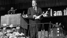Billy Graham: A Gift With no Strings