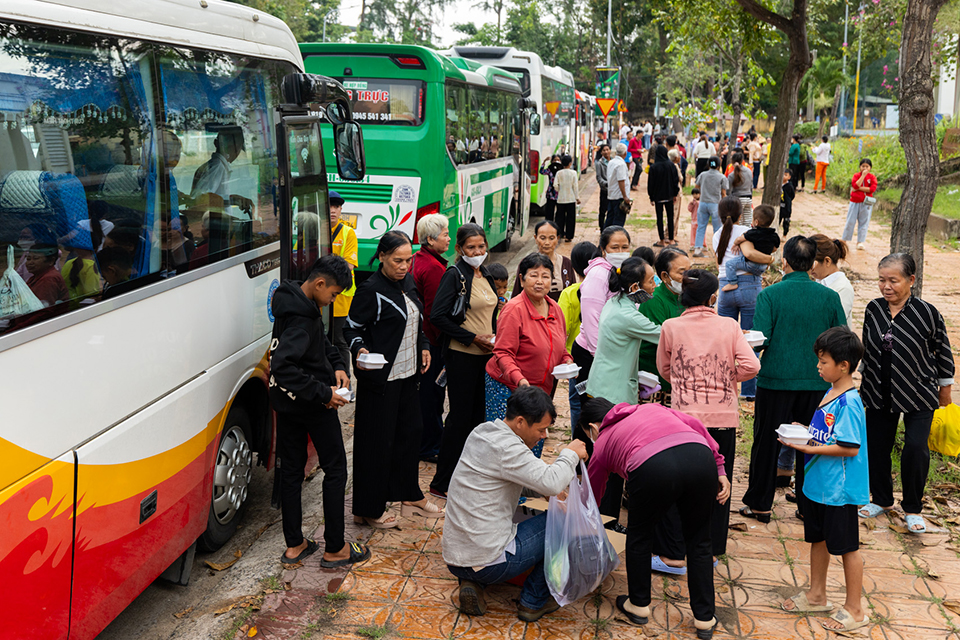 Over 250 buses brought people from across the region to the Festival, many of them invited by local church members. During the two-day event, more than 24,000 people heard the Gospel.