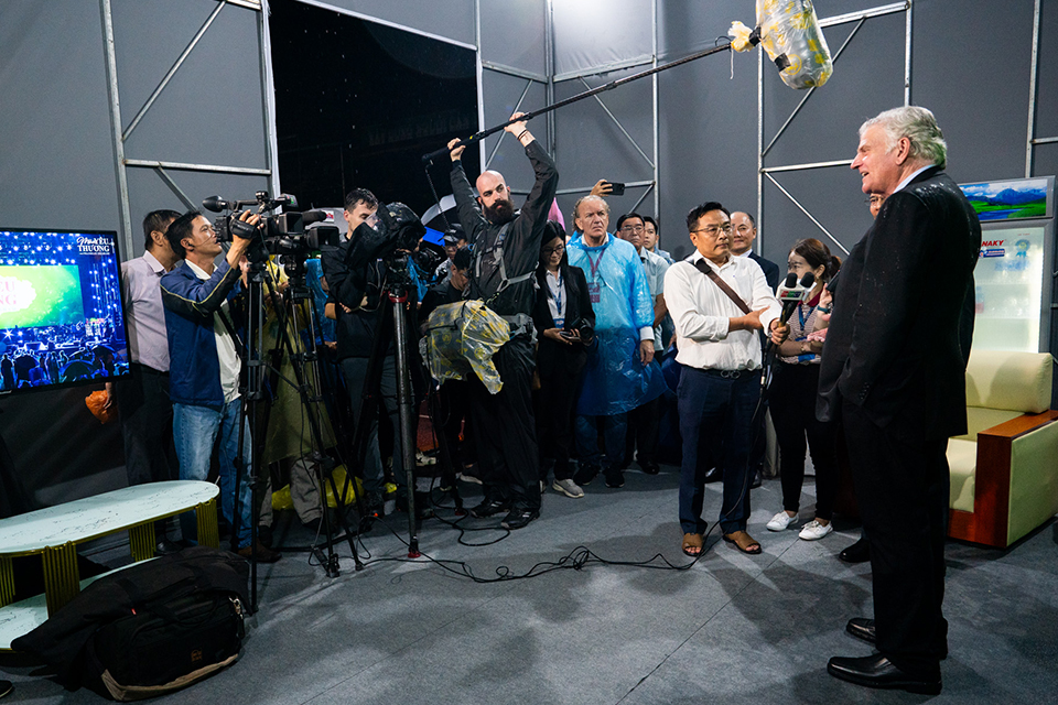 After the second and final night of the Season of Love Festival in Cần Thơ, government officials welcomed local media outlets for an interview with Franklin Graham. “It is a great privilege to preach in the rain and see many people come forward to receive Jesus Christ,” he shared with the press. “In the Bible, rain is a sign of God’s blessing, so we have had a lot of blessings today.”