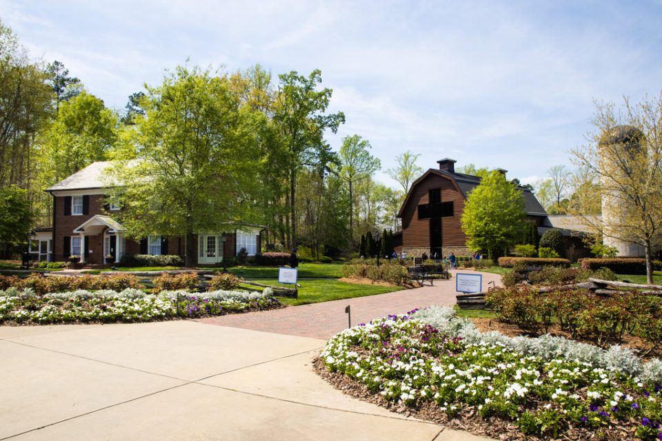 BG Library Spring Photos with People - The Billy Graham Library