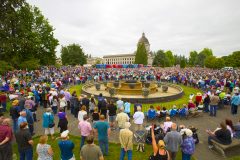 Olympia, Washington: Stop #31—Some 5,800 Washington citizens gathered at the capitol’s grounds in Olympia on June 29, 2016, as part of the Decision America Tour.