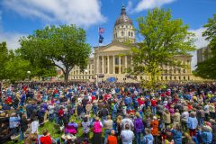 Topkea, Kan.: Stop #19 – Some 4,300 Kansas citizens gathered on the south steps of the capitol in Topeka on April 28, 2016, as part of the Decision America Tour.