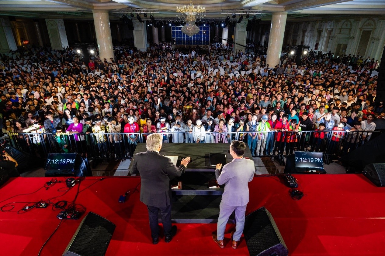 Nearly 14,000 People in Laos Attend Christmas of Love Festival with