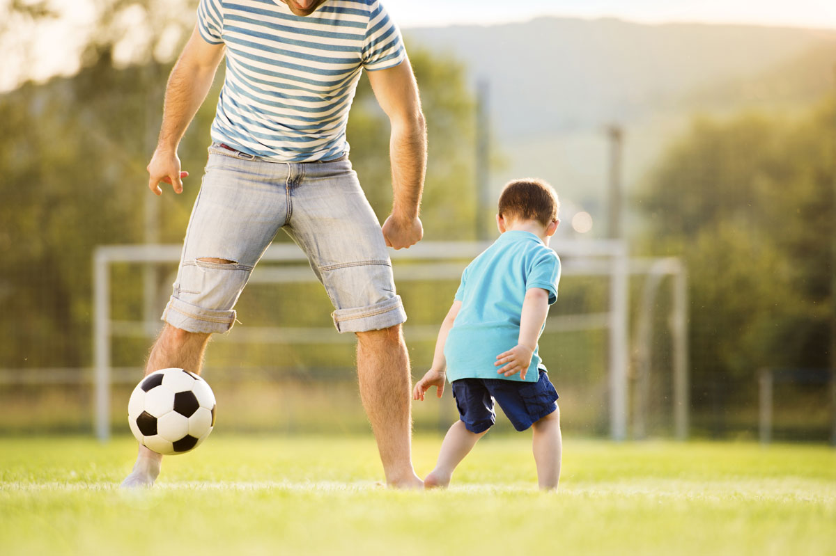 Папы играют в футбол. Родители и дети футбол. Папа и сын футбол. Папа с сыном играют в футбол. Папа и сын спорт.