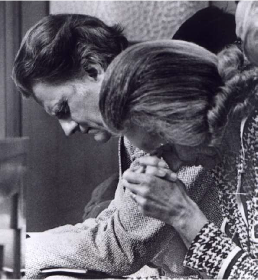 ruth-and-billy-graham-pray-together